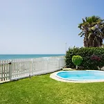 Ocean Front With Private Pool Дом отдыха