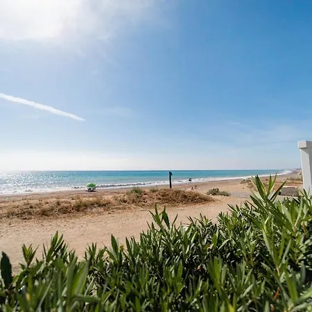Дом отдыха Ocean Front With Private Pool *